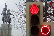 Первый светофор с красным поворотом появился в столице