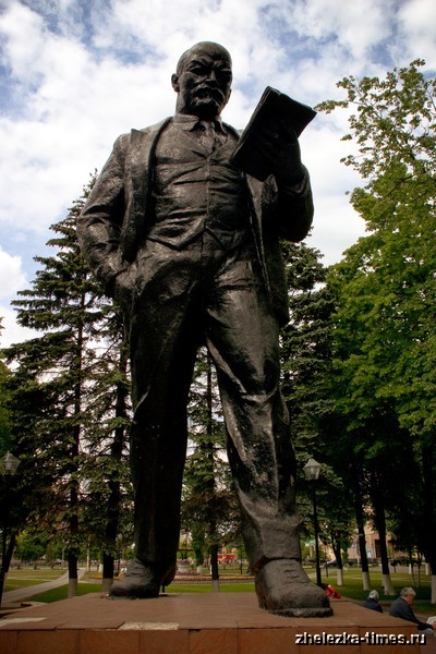 Ленин на площади Ленина в Железнодорожном